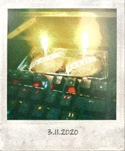 Imagen de unos pasteles con velas junto con la leyenda de "03/11/2020"