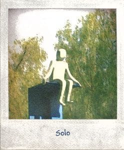 Imagen de un hombre estatua con la leyenda "Solo"